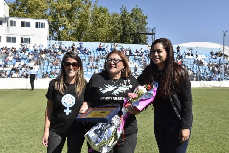 Recordatorio a la enfermera Olga Cristina Frías por su obra en Puerto Belgrano