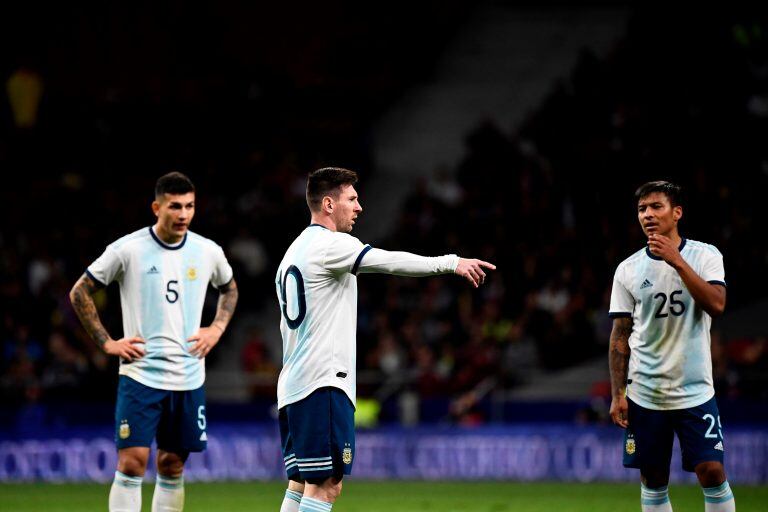 Domingo Blanco junto a Lionel Messi en el amistoso ante Venezuela.