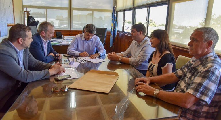 Estuvieron presentes además de los Ministros, el subsecretario de Gestión Institucional, Mariano Cabrera, el intendente electo de Rawson, Damián Biss; y autoridades de la Cooperadora del Hospital Santa Teresita.