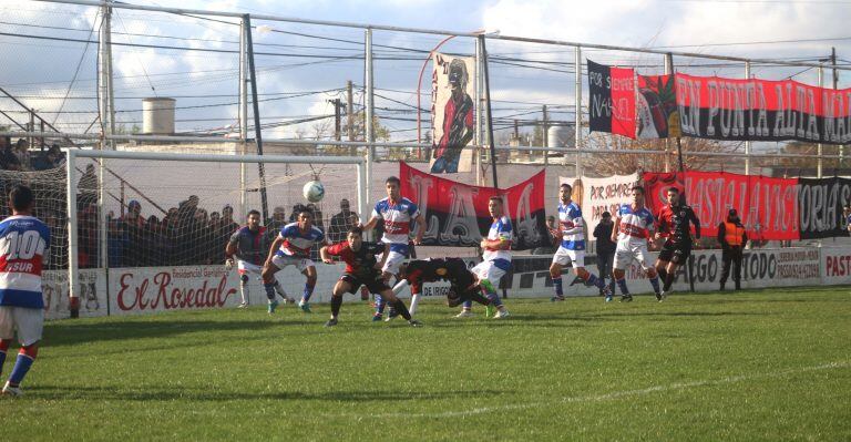 Marcelo Castellano va rumbo a la pelota luego del centro de Linares.