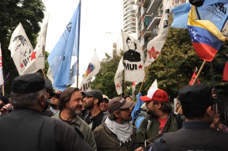 Militantes argentinos llegaron hasta el lugar e increpraron a los venezolanos. (Federico López Claro)