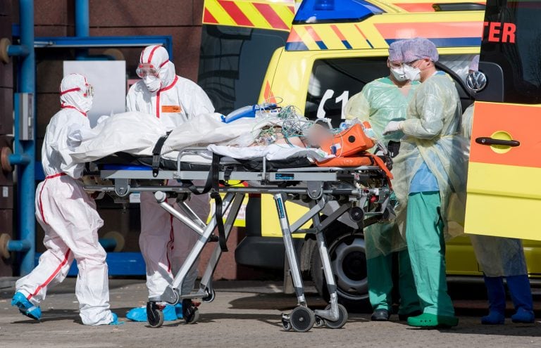 Médicos trasladan a un paciente infectado con coronavirus (Foto: Hendrik Schmidt/Pool via REUTERS)