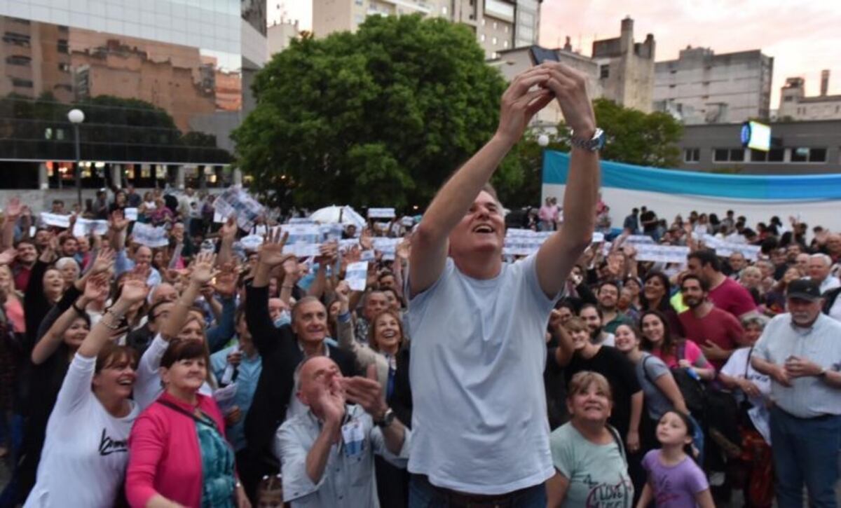 Con una mateada en la plaza, el intendente cerró su campaña electoral