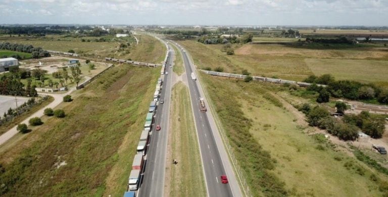 Enormes filas de camiones esperan poder descargar el cereal en puertos del Gran Rosario