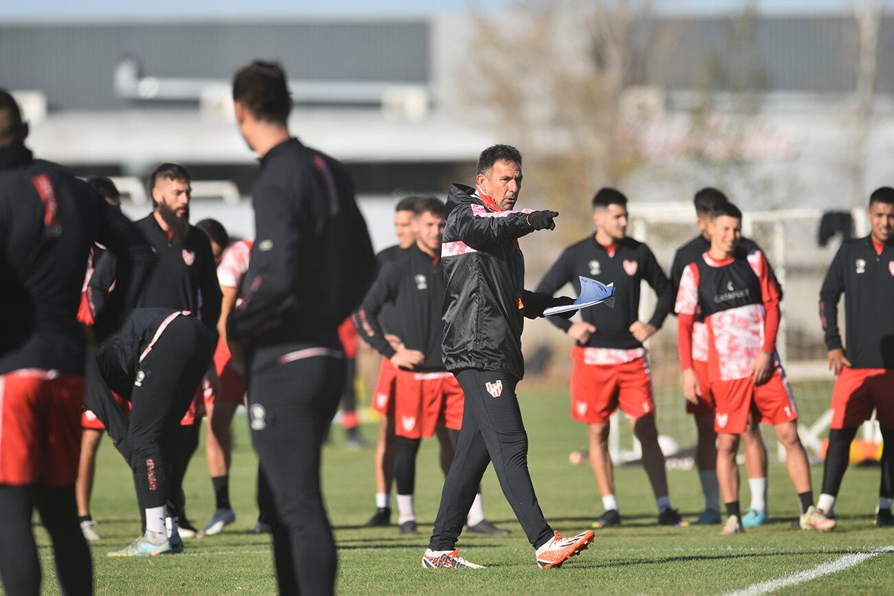 Diego Dabove, director técnico de Instituto, en el entrenamiento previo al clásico. (Pedro Castillo / La Voz)