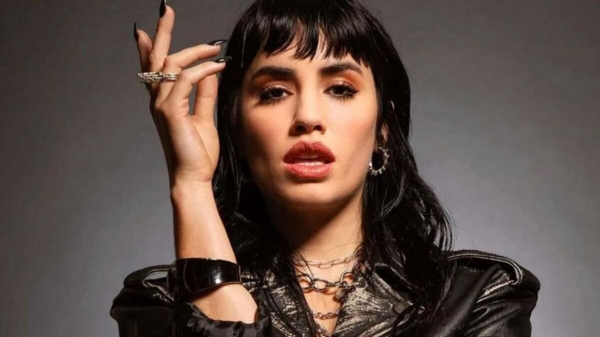 A puro fuego: Lali Espósito estrenó una microbikini y arrasó con un pareo a conjunto