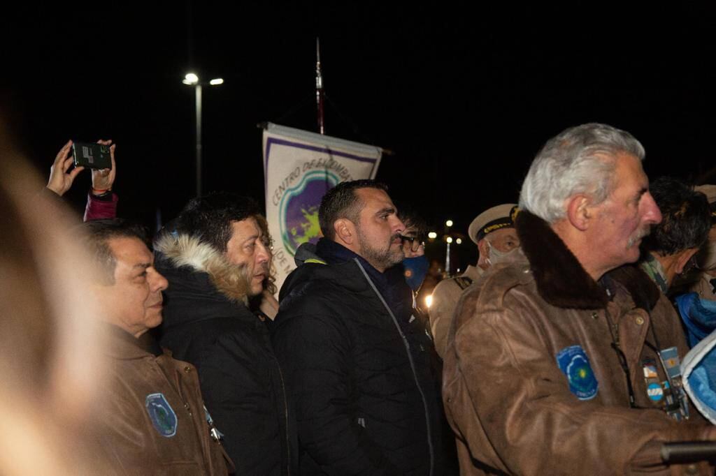 Vigilia multitudinaria en Plaza Malvinas por los 40 años de la Gesta de Malvinas.