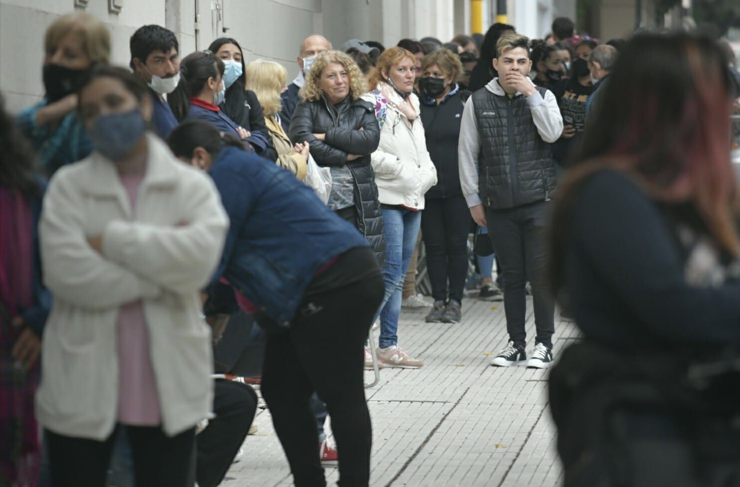 Filas en el teatro Independencia para entradas de la Vendimia 2022