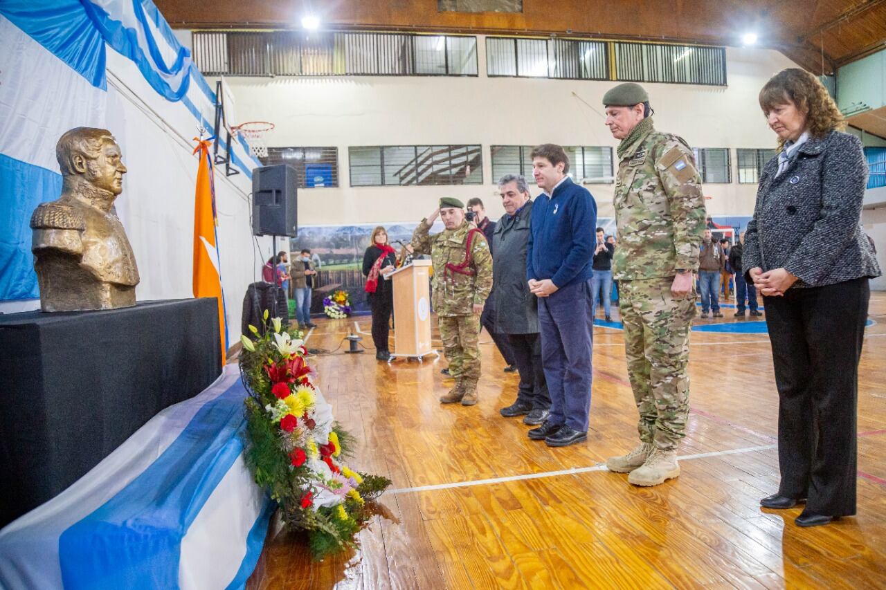 Se entregaron ofrendas florales al General Don José de San Martín, Padre de la Patria y máximo prócer del Ejército Argentino.