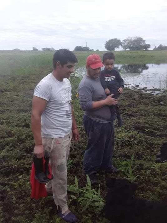 Sebastián y "Morocho", su mascota y quién le salvó la vida en el lago.