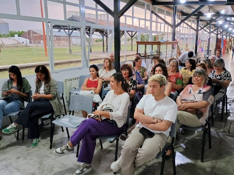 Silvana Lacorén presentó su libro “Solo un momento” en el CCE de Tres Arroyos