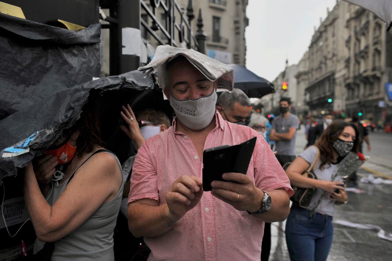 Seguidores de Carlos Menem hacen fila para despedirlo en el Congreso. Foto: Gentileza Clarín.