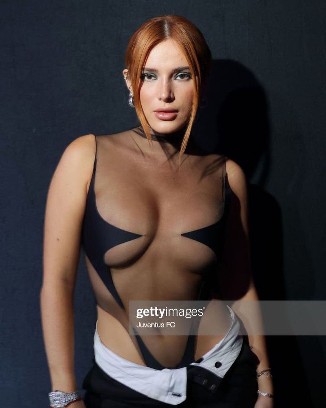 Bella Thorne en un evento con un look que despertó la imaginación de sus fanáticos.