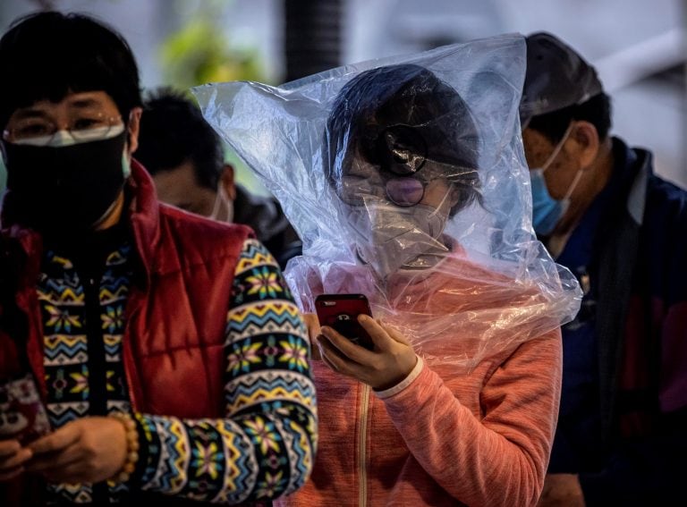 Ciudadanos hacen fila para comprar barbijos en Guangzhou (China) (EFE/EPA/ALEX PLAVEVSKI)