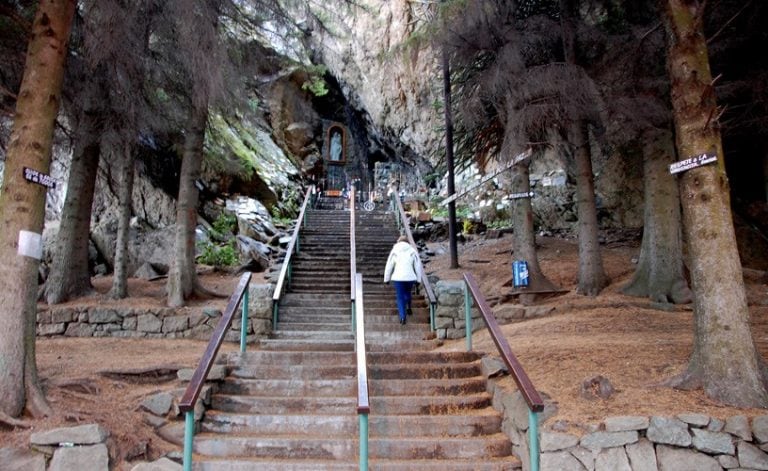 Gruta: Virgen de las Nieves.