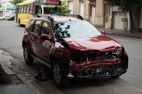 El auto quedó volcado en medio de la calle este domingo. (Facundo Traverso)