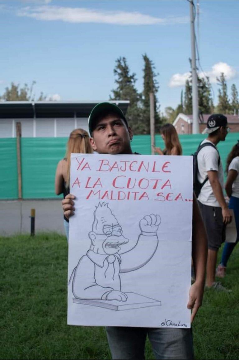 Postales de la protesta por el aumento de aranceles en la UCASAL. (Redes Sociales)