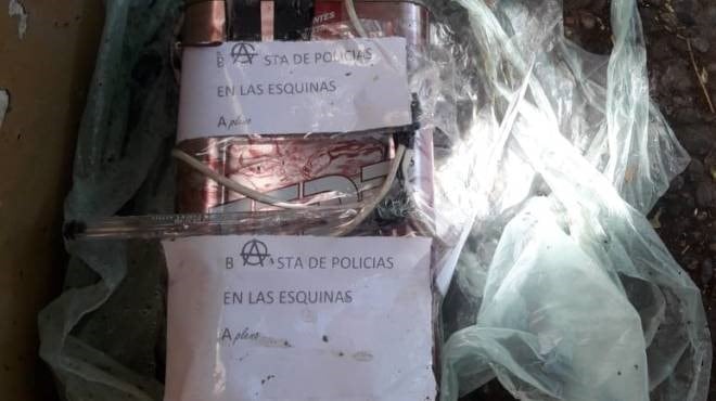 El artefacto explosivo tenía una amenaza para la Policía local.