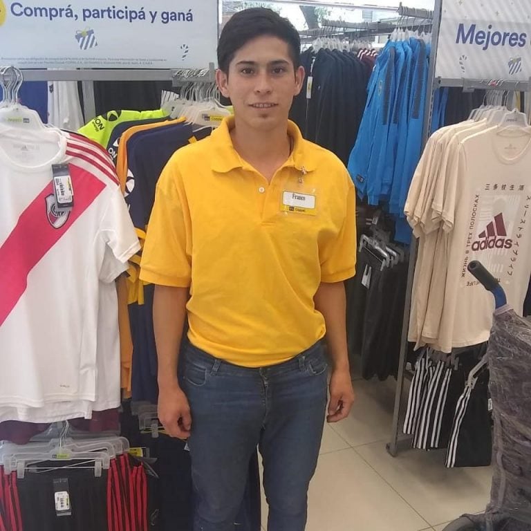 Tiene 19 años, vive en la calle y consiguió trabajo gracias a la ayuda de un voluntario (Foto: Instagram/ @duchassantateresa)