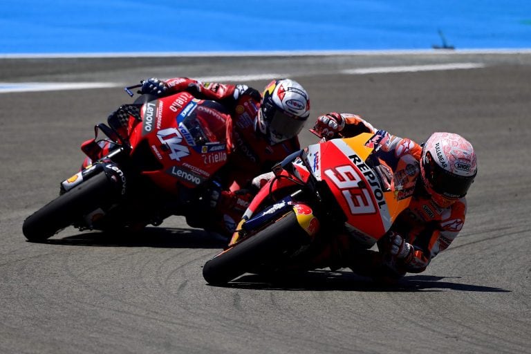 Andrea Dovizioso (a la izquierda) y Marc Márquez, durante el Gran Premio de España, en Jerez. Mientras que el español vive su recuperación y espera que las matemáticas lo ayuden una vez que pueda regresar, Dovizioso pelea con los hombres de Yamaha.