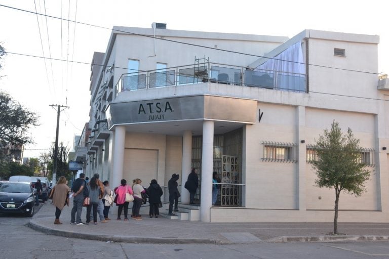 La asamblea tuvo lugar en el edificio central de ATSA Jujuy, en el barrio Los Naranjos de esta ciudad,  donde se congregaron delegados y afiliados que desde temprana hora hicieron fila para registrar su ingreso.