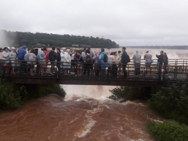 Todos los paseos de las pasarelas estuvieron abiertos para observar el espectáculo del Iguazú crecido como nunca. (MisionesOnline)