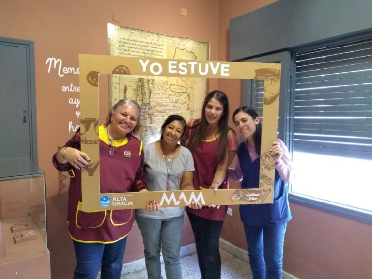 Maestras participando de actividades en el Museo Arqueológico Municipal.