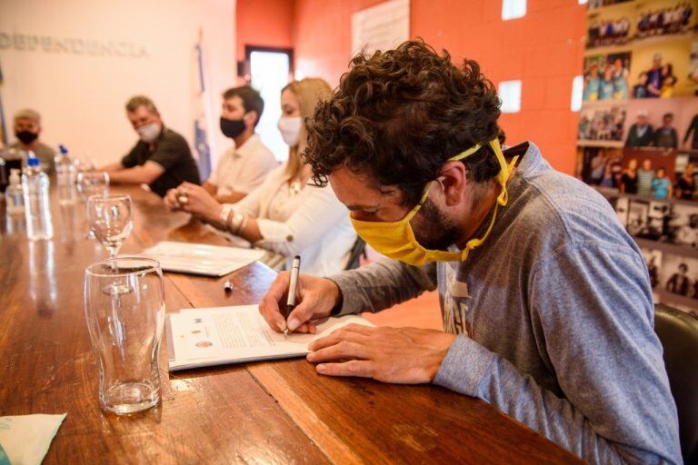 Firma de convenio de colaboración entre el municipio de marull y la Federación de Centros Juveniles. (Municipio de Marull)