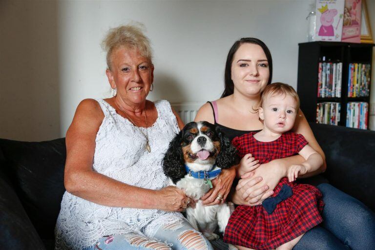 Chloe Showell junto a su mamá Shannon, su perro Louie y su abuela.