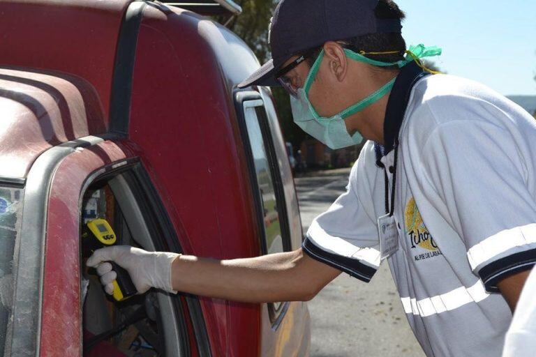 Realizan testeos a todos los conductores que circulan por el sector. (Foto: prensa municipal).