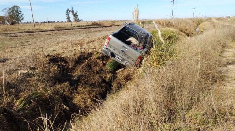 La camioneta quedó en un canal de desagües pluviales (Infopico)