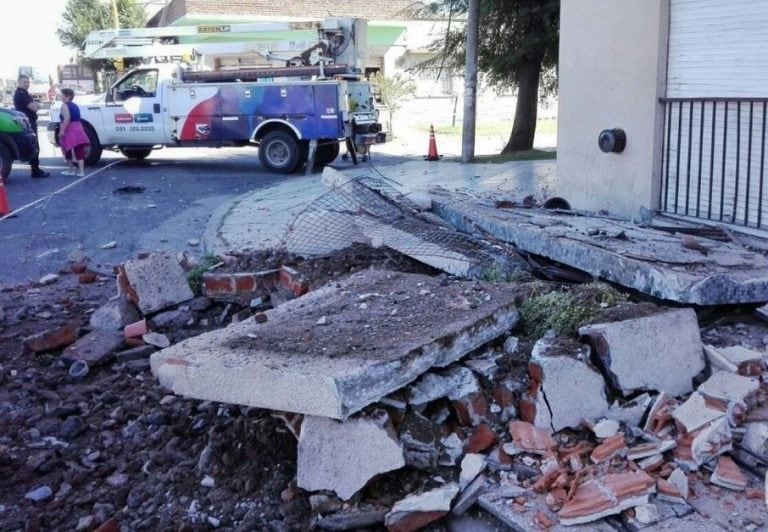 Se derrumbaron tres balcones en un edificio de Mar del Plata