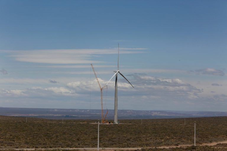 El primero de los aerogeneradores montados en Bajada Colorada, Neuquén.