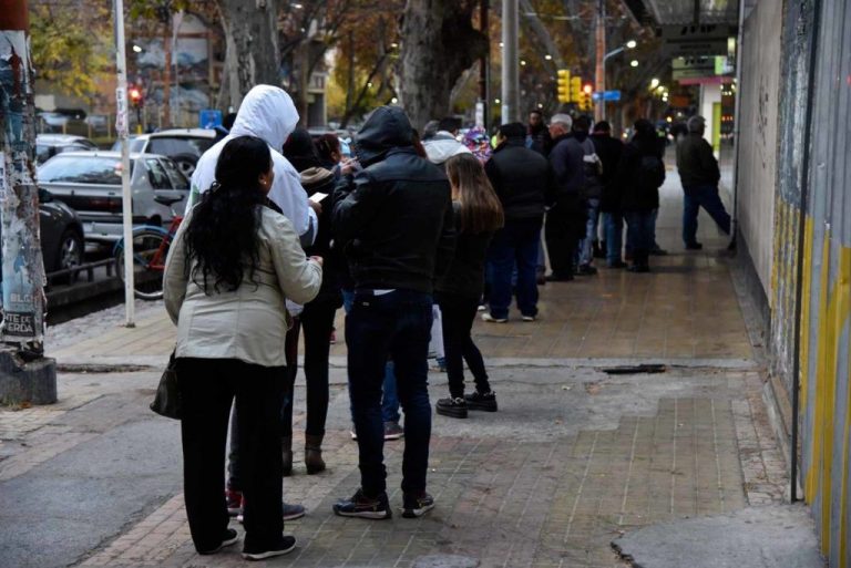 Fila en los bancos de Mendoza