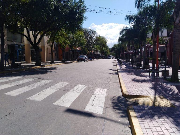 Calles céntricas vacías, uno de los primeros efectos más visibles que trajo la pandemia y sus consecuentes restricciones. (Foto: archivo / VíaCarlosPaz).