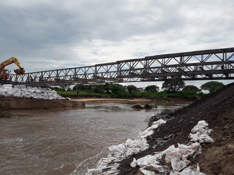 El derrumbe obligó al Ejército a instalar un puente Bailey entre Colonia Teresa y Alejandra. (Melissa Argüello)