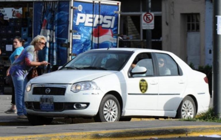 Desde el año pasado los taxis y remises tienen tarifas diferenciadas (Foto: Web)