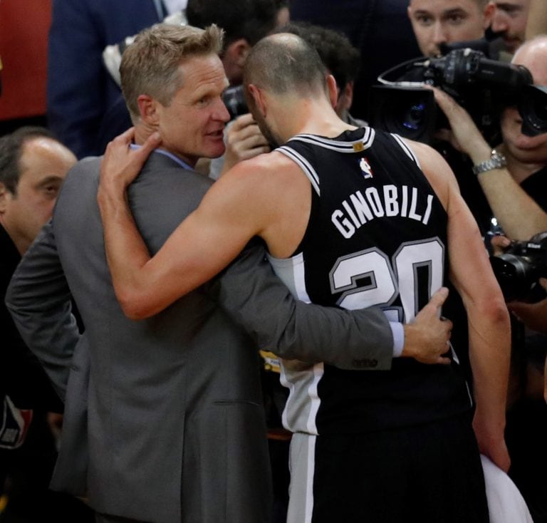 Emanuel Ginóbili fue reconocido por Steve Kerr, excompañero suyo en San Antonio y actual entrenador de Golden State. EFE/JOHN G. MABANGLO/