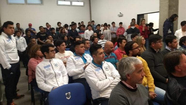 Numeroso público presenció el anuncio oficial de la incorporación de la práctica del rugby a las disciplinas deportivas de Gimnasia y Esgrima de Jujuy.