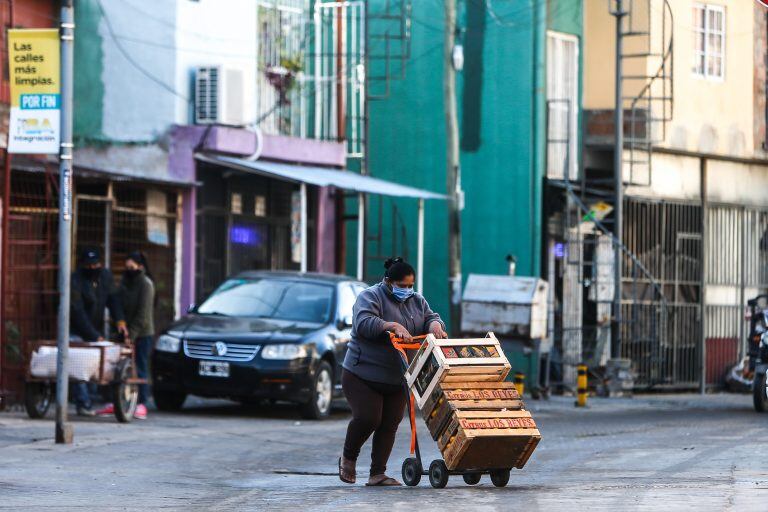 AUna mujer con tapabocas carga productos este viernes por una calle de la Villa 31, en Buenos Aires (Argentina). (Foto: EFE/Juan Ignacio Roncoroni)