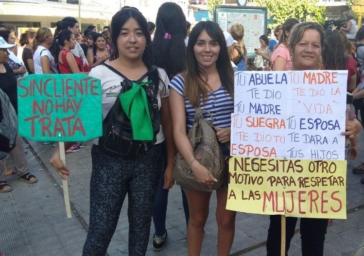 Carteles y pancartas para acompañar la marcha.