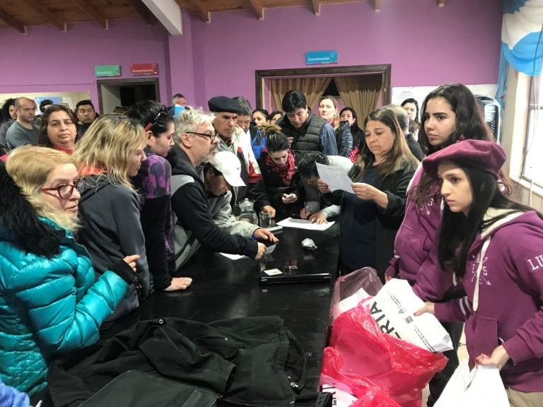 La técnica Susana en la entrega de los kits de pro Huerta en Casa de la Cultura Tolhuin, Tierra del Fuego