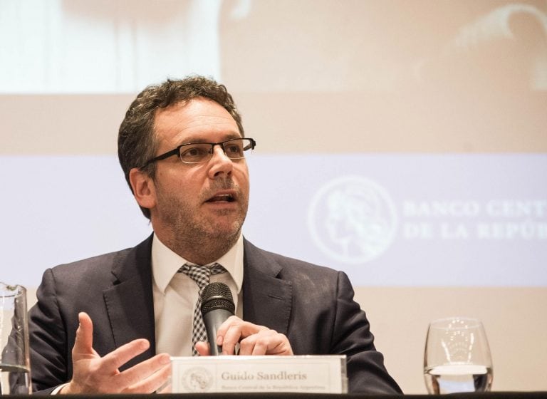 Guido Sandleris, presidente del Banco Central, durante una rueda de prensa este lunes en Buenos Aires en la que defendió el "paraguas cambiario" decretado el domingo ya que, afirmó, las nuevas medidas permitirán estabilizar el tipo de cambio. Crédito: EFE/Banco Central..