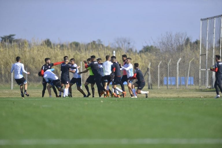 El empate entre Belgrano e Instituto en la previa de la pretemporada con algunos jugadores a las piñas.