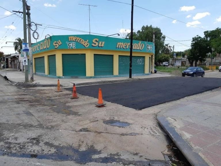 Trabajo de bacheo terminado sobre la calle Cochabamba