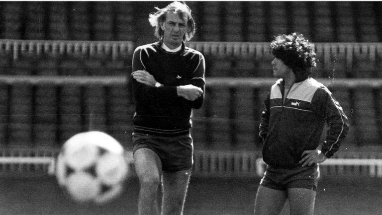 El Flaco Menotti revolucionó al fútbol argentino. Convocó a figuras del fútbol del interior, como a Valencia y al Piton Ardiles, y sólo trajo un foráneo, Kempes, quien jugaba en el Valencia español. Y ganó el primer título para el "viejo y querido fútbol argentino". Para cuestionarle, dejó afuera de la convocatoria a un Diego Maradona de 17 años. Y Diego nunca se lo perdonó.