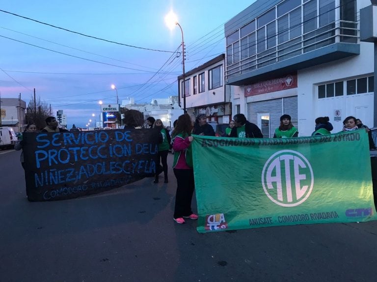 Trabajadores estatales concretan una nueva toma de edificio.