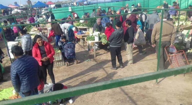 Finqueros se arriman al predio para ofrecer sus verduras a cambio de ropa y zapatos.