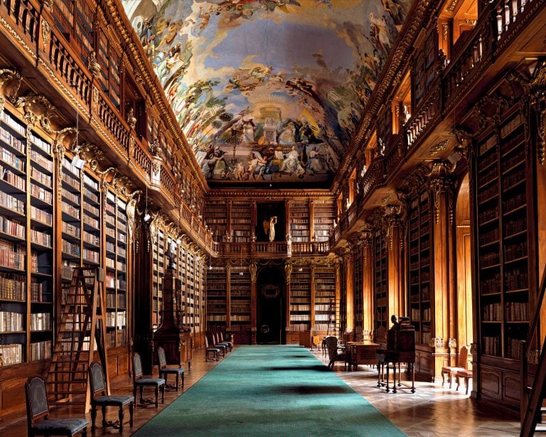 ¿Qué diría Platón? La formidable biblioteca del Monasterio Strahov, en Praga, es célebre por su sala de Filosofía. Entre sus tesoros, abriga el Evangelio Strahov (S.IX), con piedras preciosas en su cubierta.