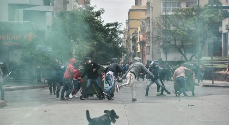 Al menos seis policías terminaron heridos y siete manifestantes detenidos. (Foto: Pedro Castillo)